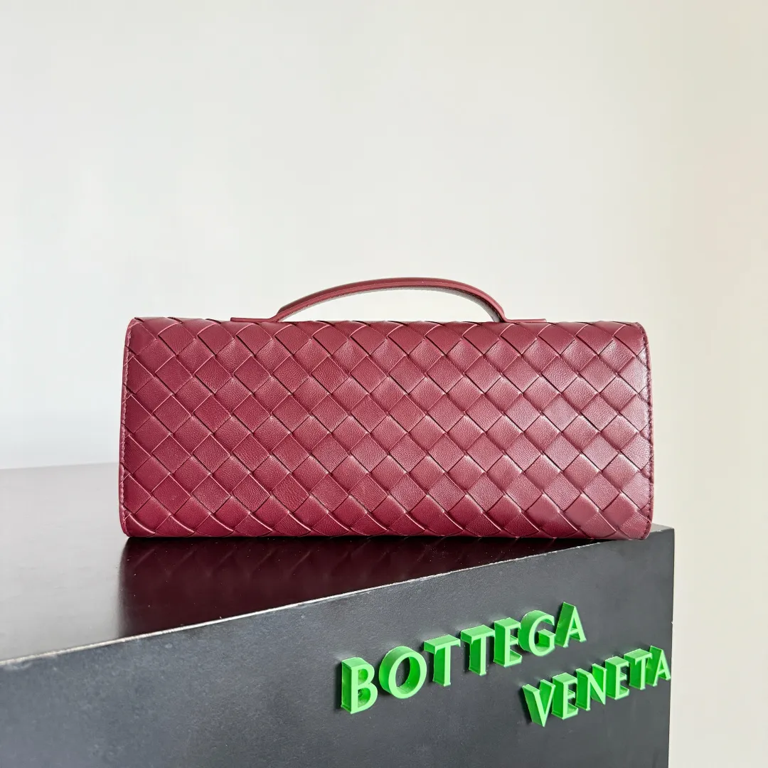 Batch 1720 Bottega Veneta clutch bags are shipping! The carefully crafted latch opening and closing is like a small key, giving us a sense of ritual every time we use this bag. The innovative design this time is to make the latch part into the shape of a small daisy. The originally elegant and restrained style instantly adds some playfulness, and matches with a skirt. Going out for a picnic or admiring the scenery will add to the overall look🌸🌸The heavily crafted daisy is lifelike and full of exquisiteness. The fixed rope is also decorated with a winding golden rope and a small leaf, echoing the daisy. The whole bag looks very coordinated. Style No.: 836810 (741511) Color: Barrow Red Size: 31*13*3cm